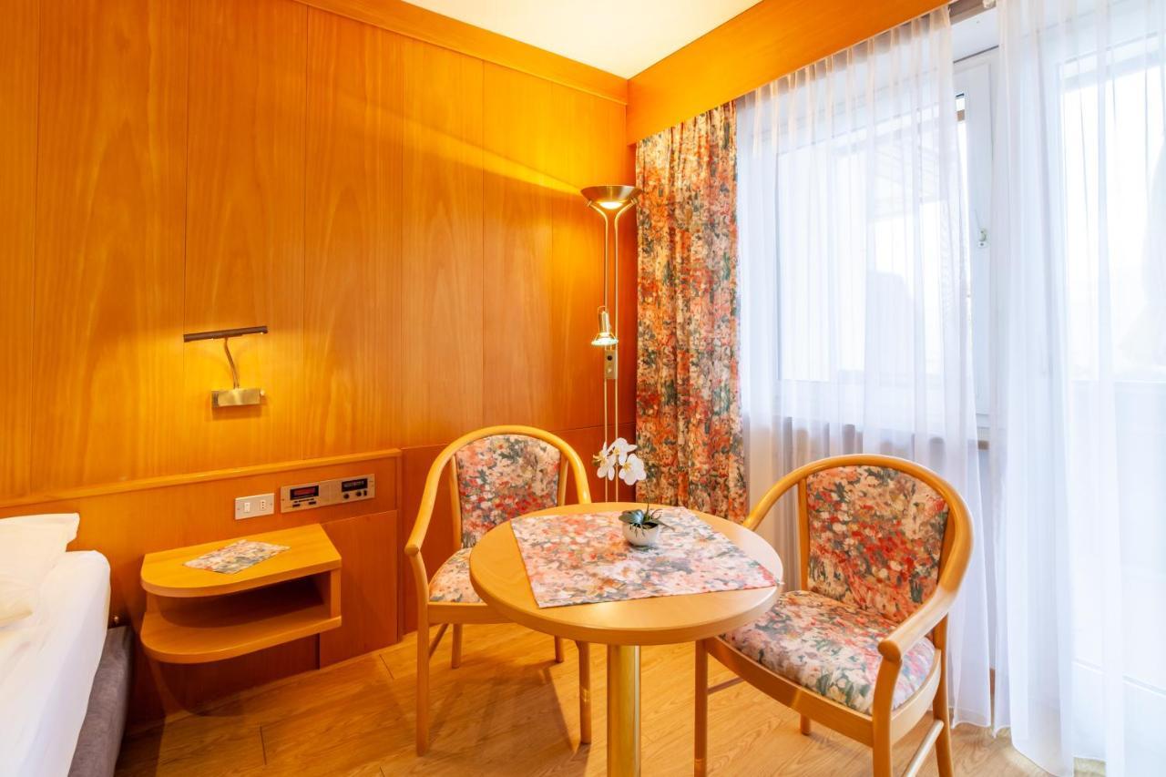 Fruehstuecks-Hotel Olympia Тироло Екстериор снимка