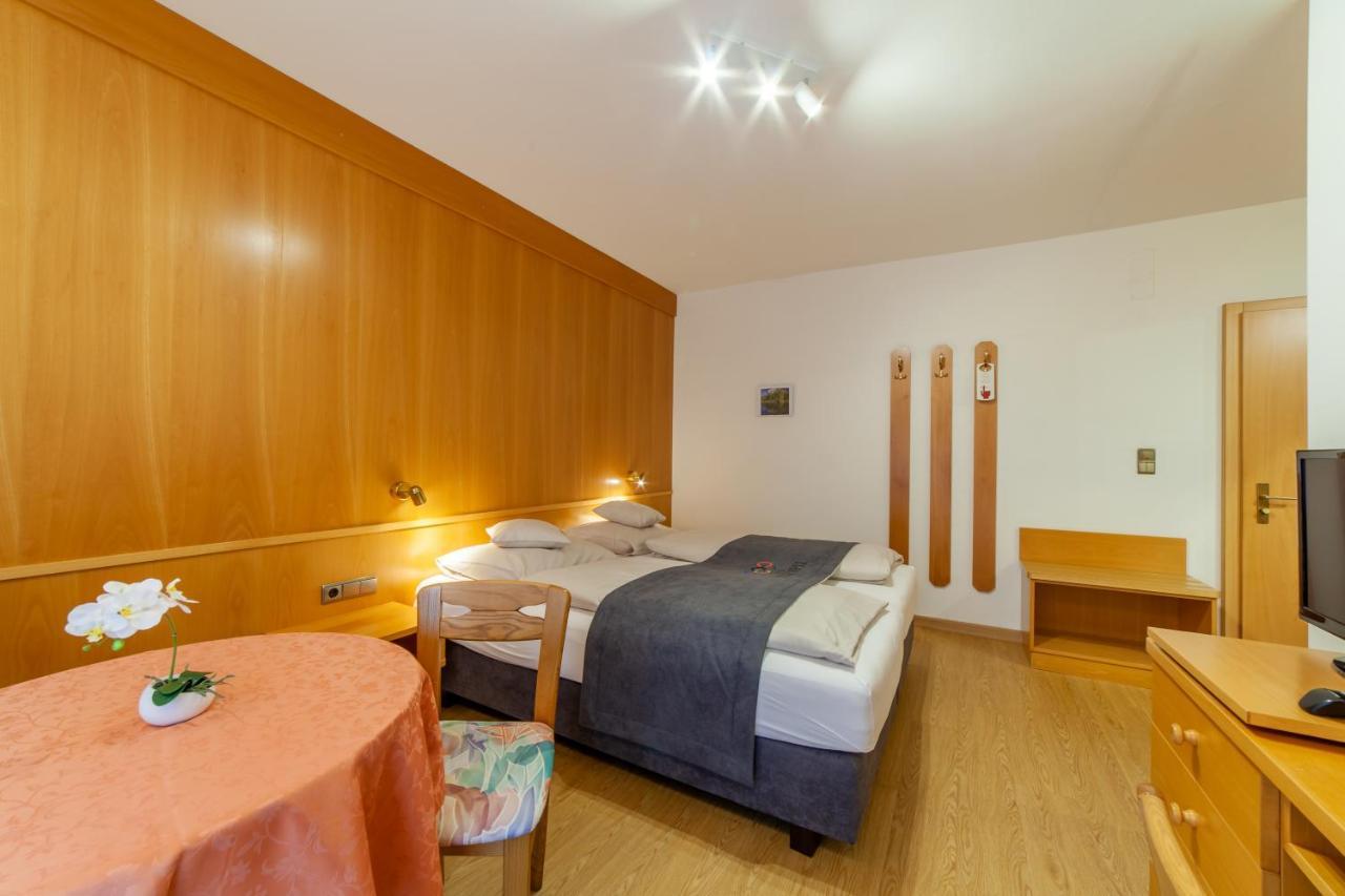 Fruehstuecks-Hotel Olympia Тироло Екстериор снимка
