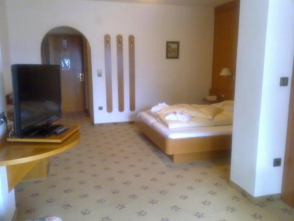 Fruehstuecks-Hotel Olympia Тироло Екстериор снимка
